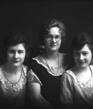 Wood sisters portrait