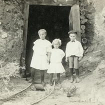 Rose and Pulliam Family Virtual Photograph Collection Children at play: Photo 2