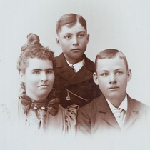 Frank W. and Elizabeth (Hays) Davis family, portraits: Photo 3
