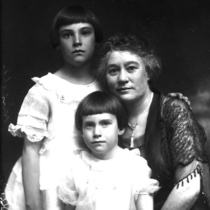 Mrs. F. L. Knight with two nieces portrait