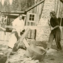 Women cutting wood: Photo 1