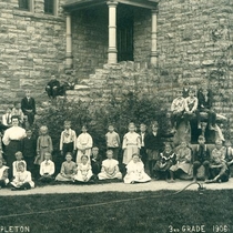 Mapleton School class groups: Photo 1